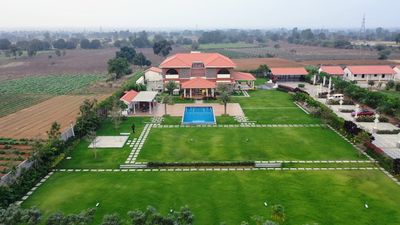 GoldenSerene | 4BR | Sleeps 26 | ₹40-71K | 30 mins from Shamirpet ORR Exit