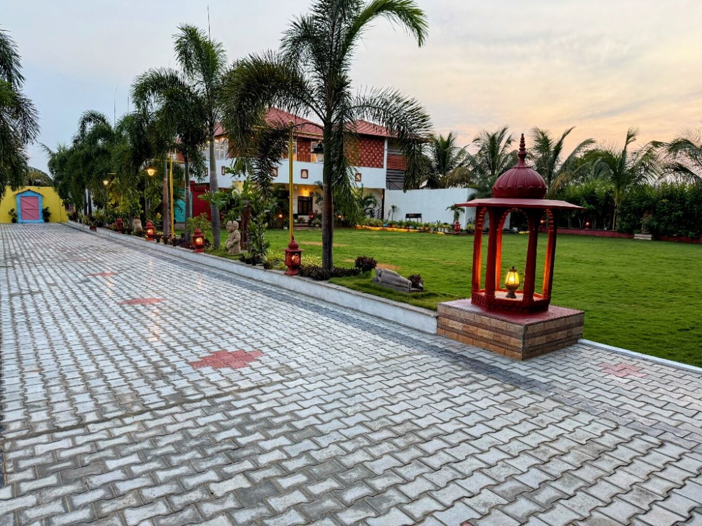 SYNA AMADO | 7BR | SLEEPS 31 | ₹36-53K | 25 MINS FROM SHAMSHABAD ORR EXIT