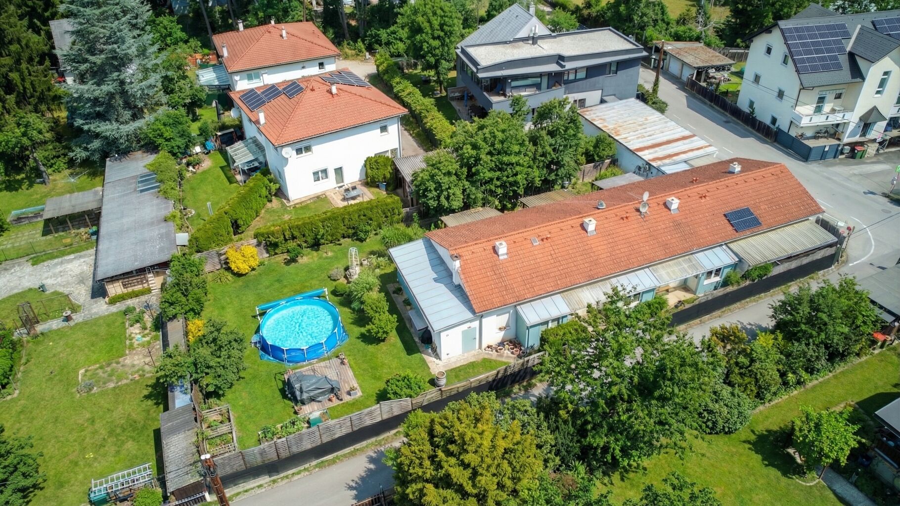 Attraktives Anlageobjekt mit 4 Gartenwohnungen, Garagen, Stellpl&auml;tzen und Dachbodenausbau