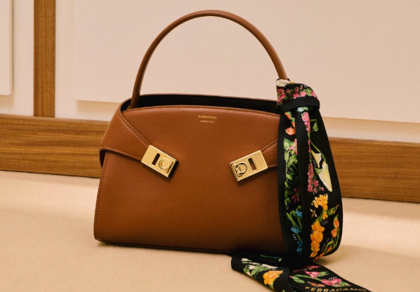  Hug, el nuevo bolso XS de Ferragamo