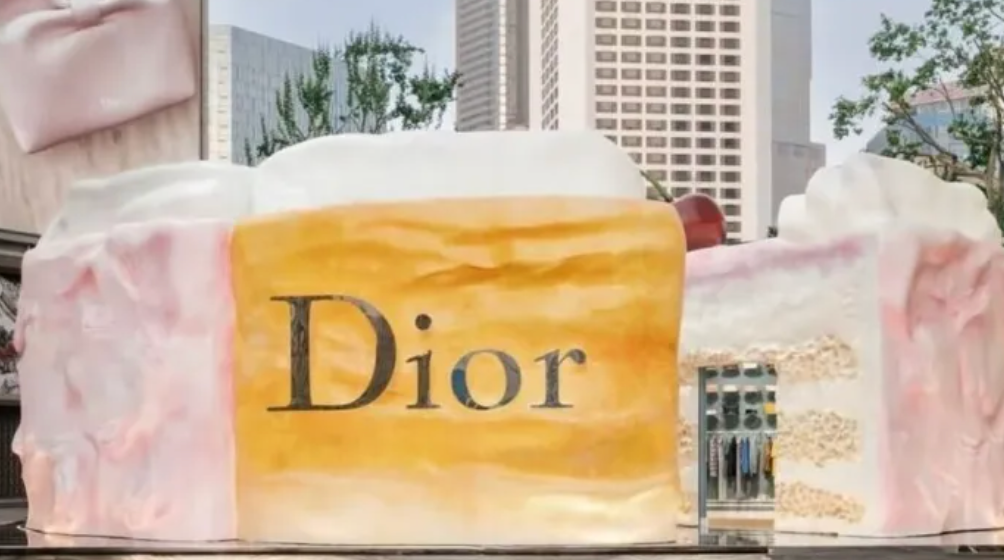  La pop-up de Dior en China con forma de tarta