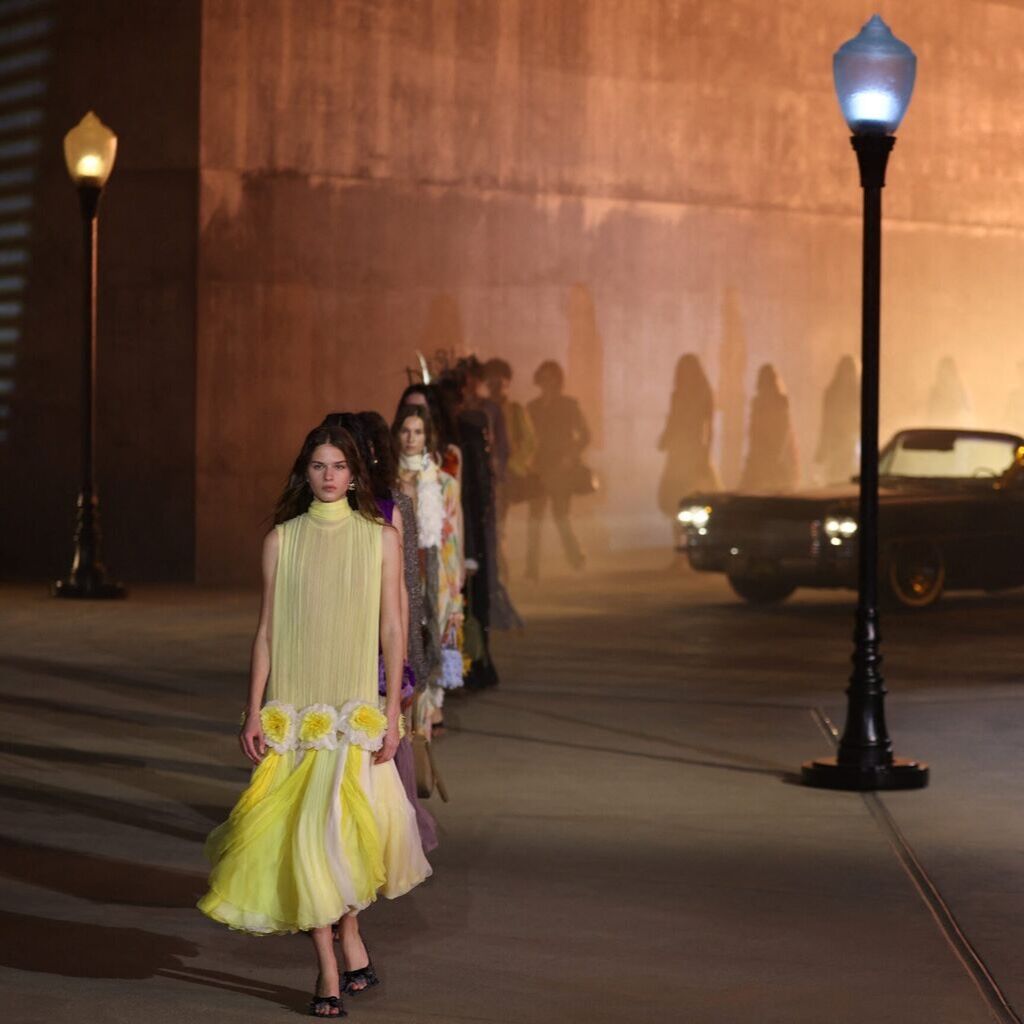 Dior oživljava holivudski noar u Cruise 2027 kolekciji - Harper's BAZAAR Srbija