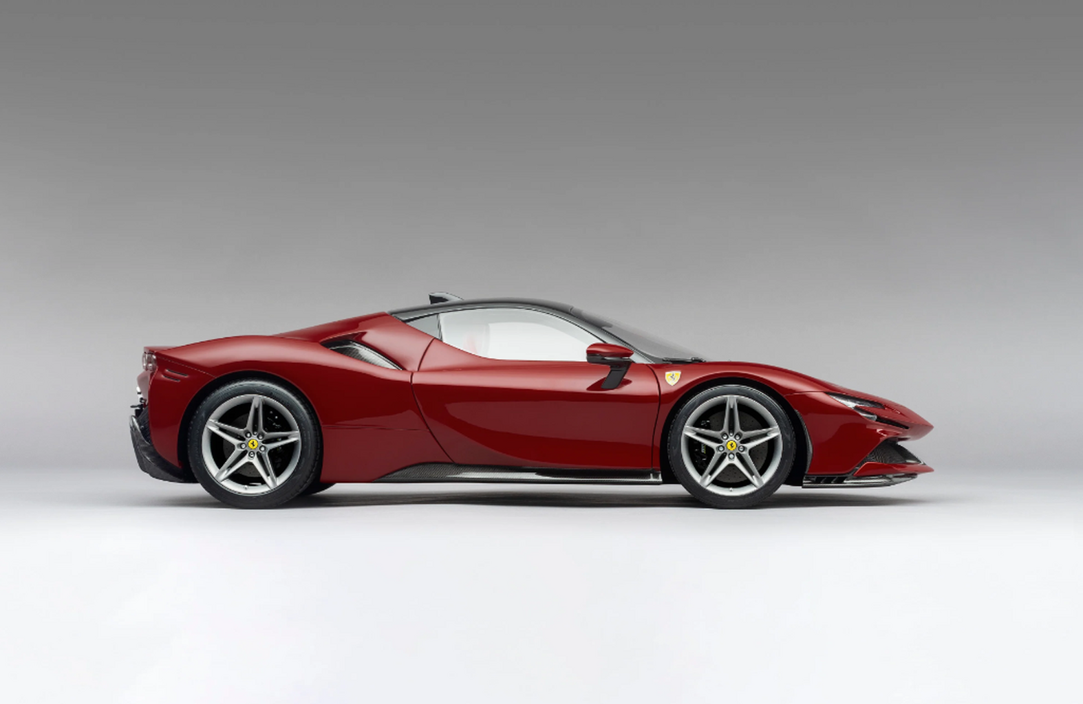 Ferrari SF90 Stradale - The Official Ferrari Magazine Specification - 1:8 scale