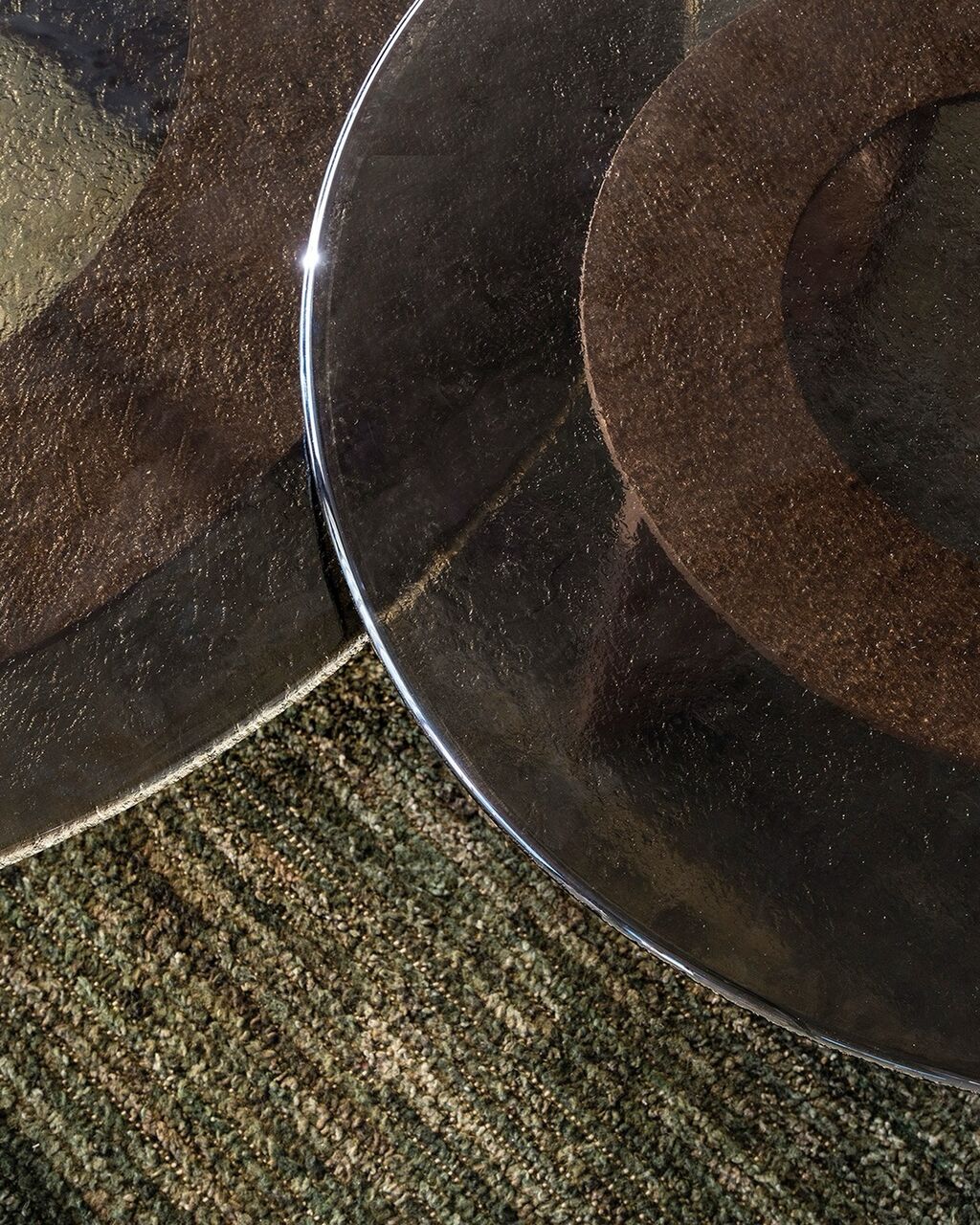 In their circular and oval versions of the Leku collection, the tables encourage movement and connection