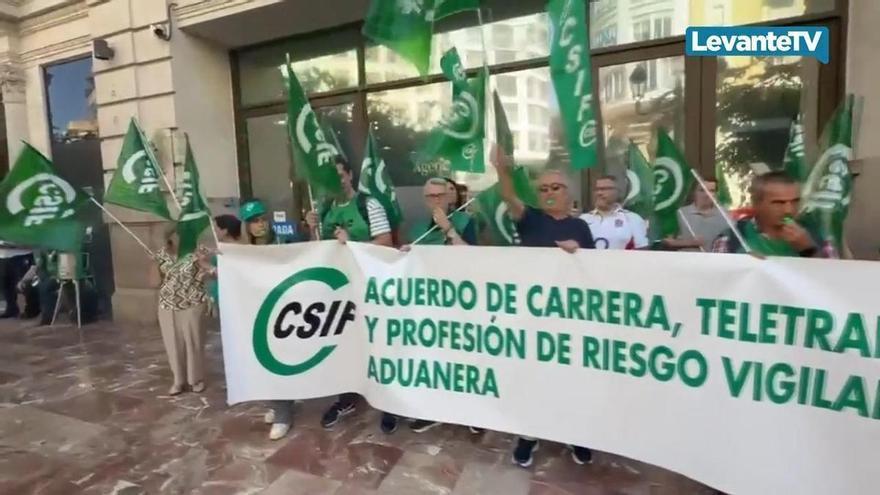 Protestas en la Agencia Tributaria en el momento clave de la Campa&ntilde;a de la Renta