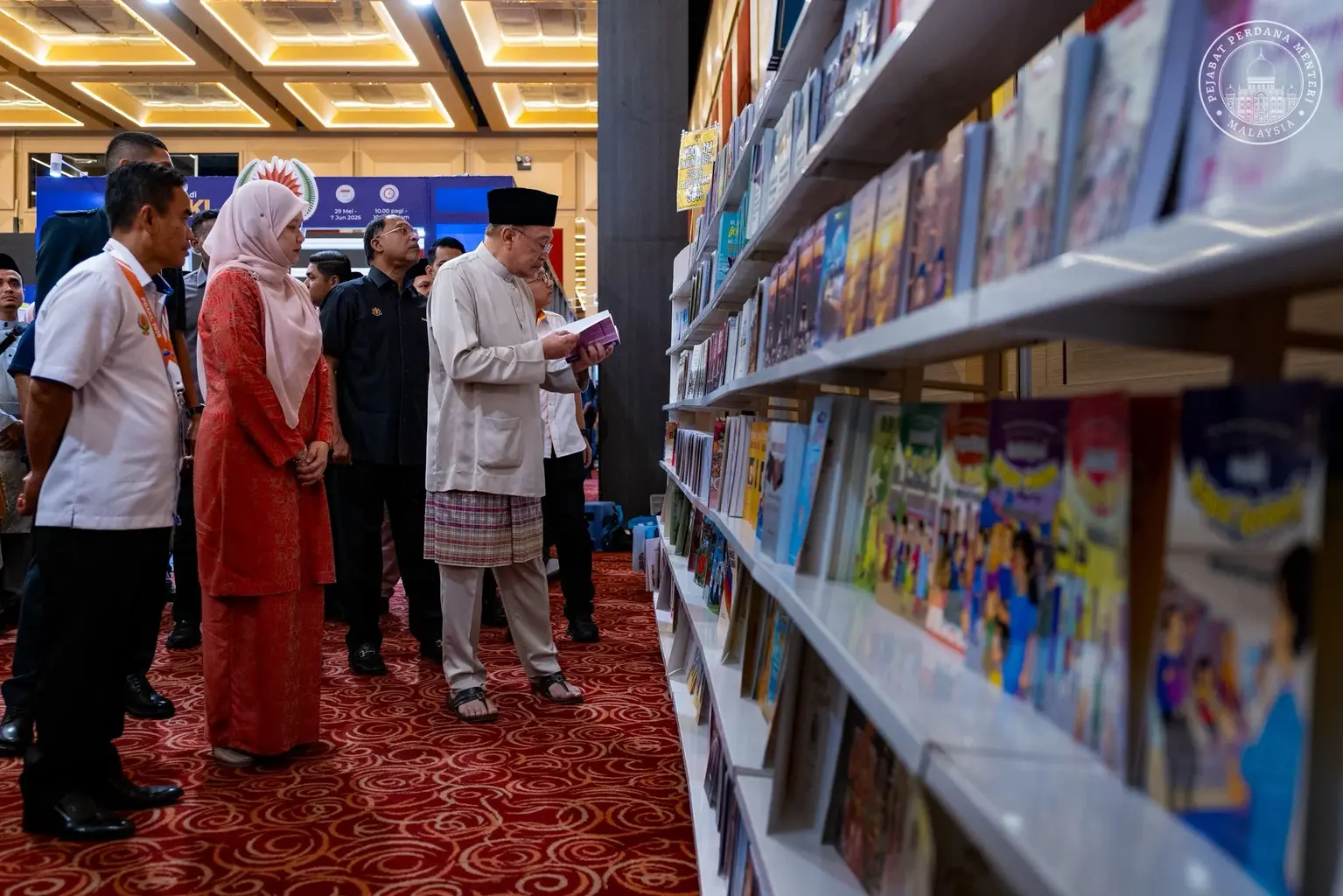 Prime Minister Anwar Ibrahim Announces RM100 Book Vouchers For Secondary and Tertiary Students