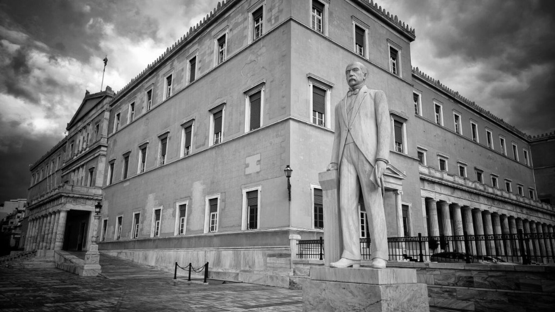  &Sigma;&upsilon;&nu;&tau;&alpha;&gamma;&mu;&alpha;&tau;&iota;&kappa;ή &Alpha;&nu;&alpha;&theta;&epsilon;ώ&rho;&eta;&sigma;&eta;: &Gamma;&iota;&alpha;&tau;ί &alpha;&nu;&omicron;ί&gamma;&epsilon;&iota; &tau;ώ&rho;&alpha; &omicron; &laquo;&nu;ό&mu;&omicron;&sigmaf; &tau;&omega;&nu; &nu;ό&mu;&omega;&nu;&raquo;;