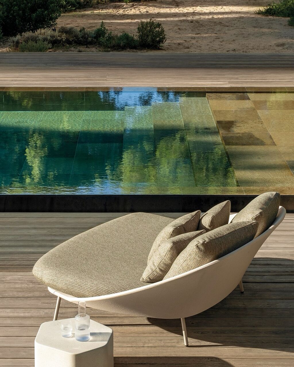Twins is a double chaise longue that combines casual elegance, contemporary lines, and technical fabrics that make comfort feel effortless.
