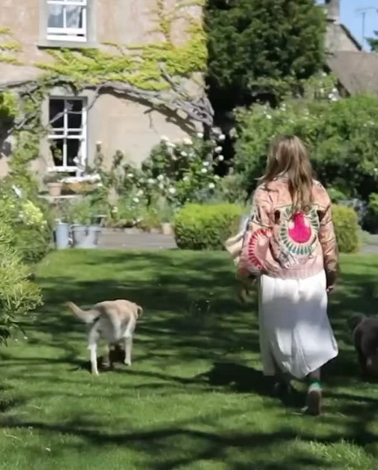 An Artist&rsquo;s Enchanting Cotswolds Home & English Gardens