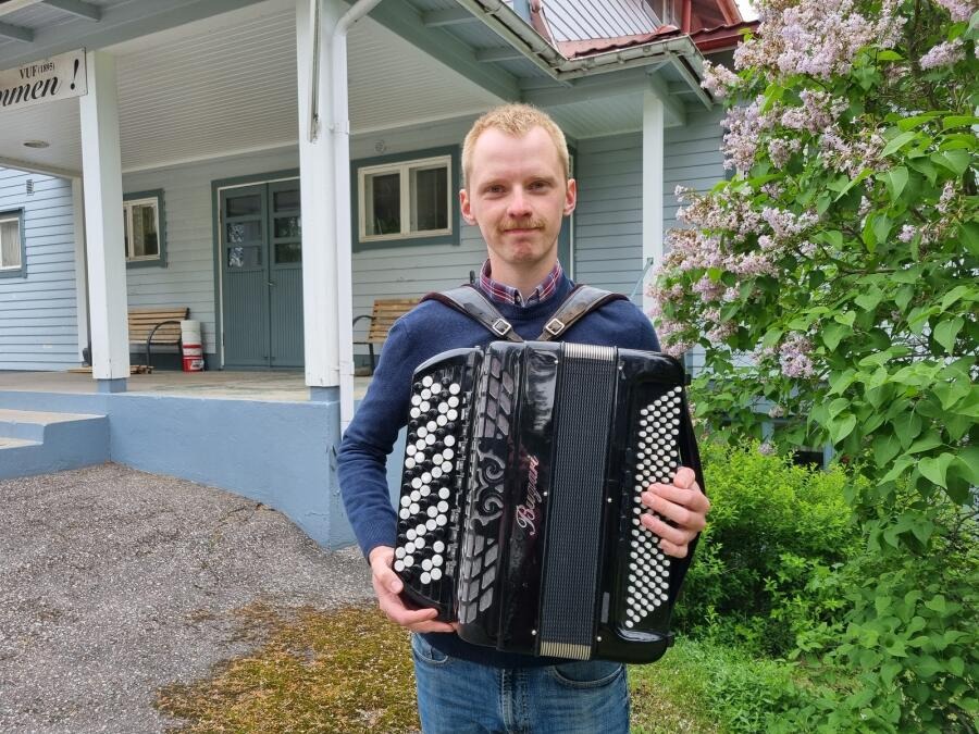 Anton och dragspelet leder midsommart&aring;get i V&auml;stanfj&auml;rd