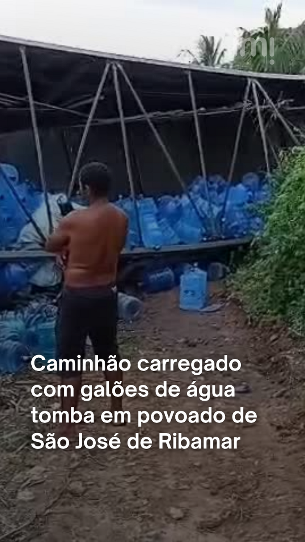 V&Iacute;DEO: caminh&atilde;o carregado com gal&otilde;es de &aacute;gua tomba em povoado de S&atilde;o Jos&eacute; de Ribamar