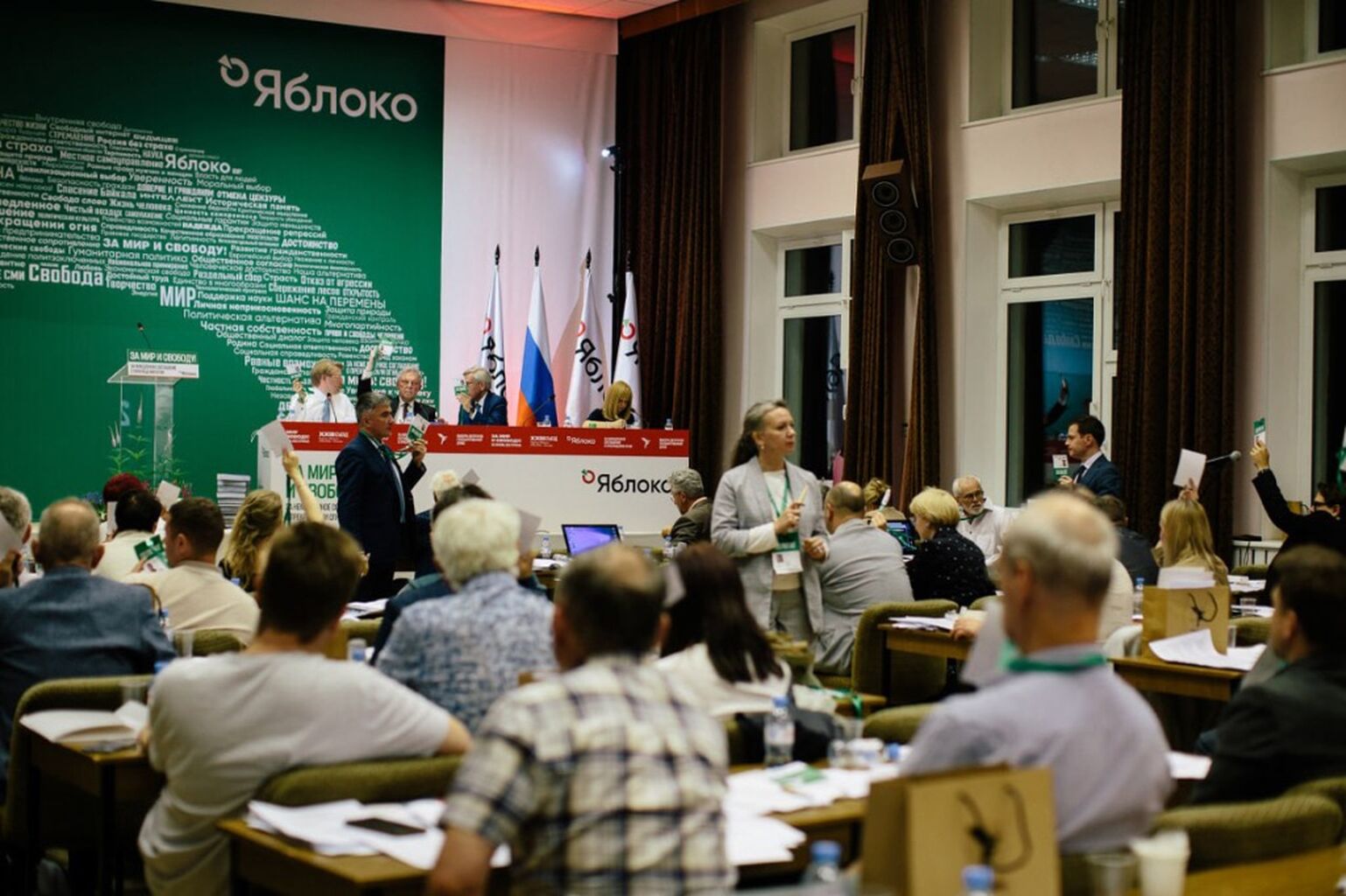 &laquo;За жизнь без страха!&raquo; Кто возглавил списки &laquo;Яблока&raquo; в регионах после давления на партию