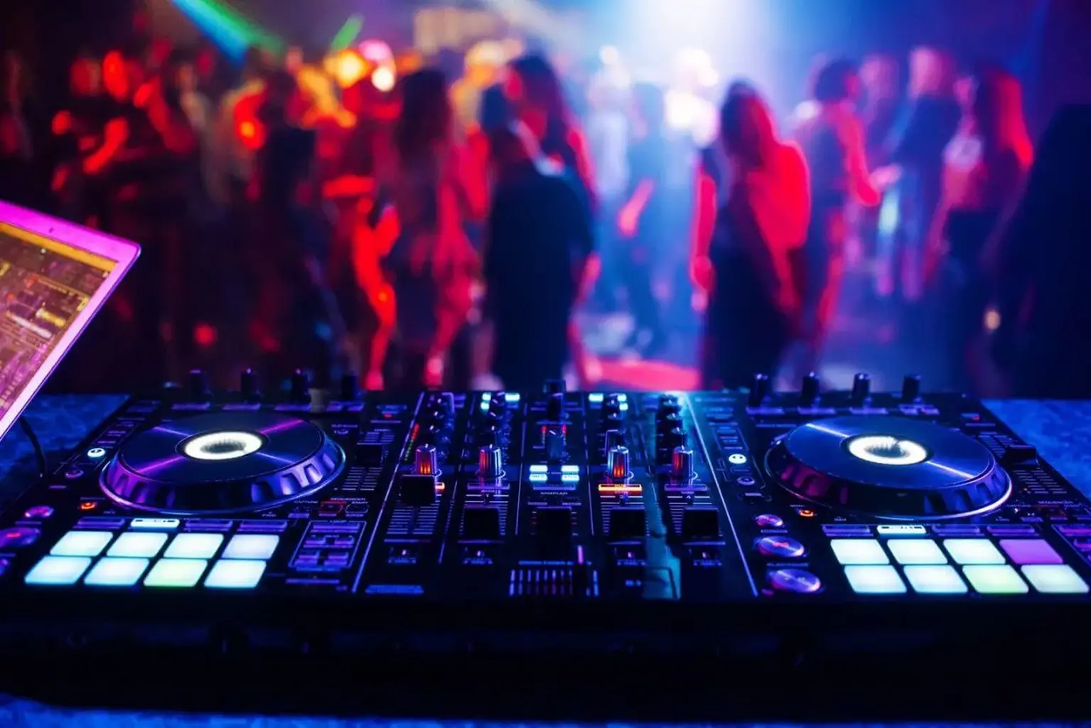 Best Nightclubs Near Burj Khalifa: Best for Music, Dancing & Drinks