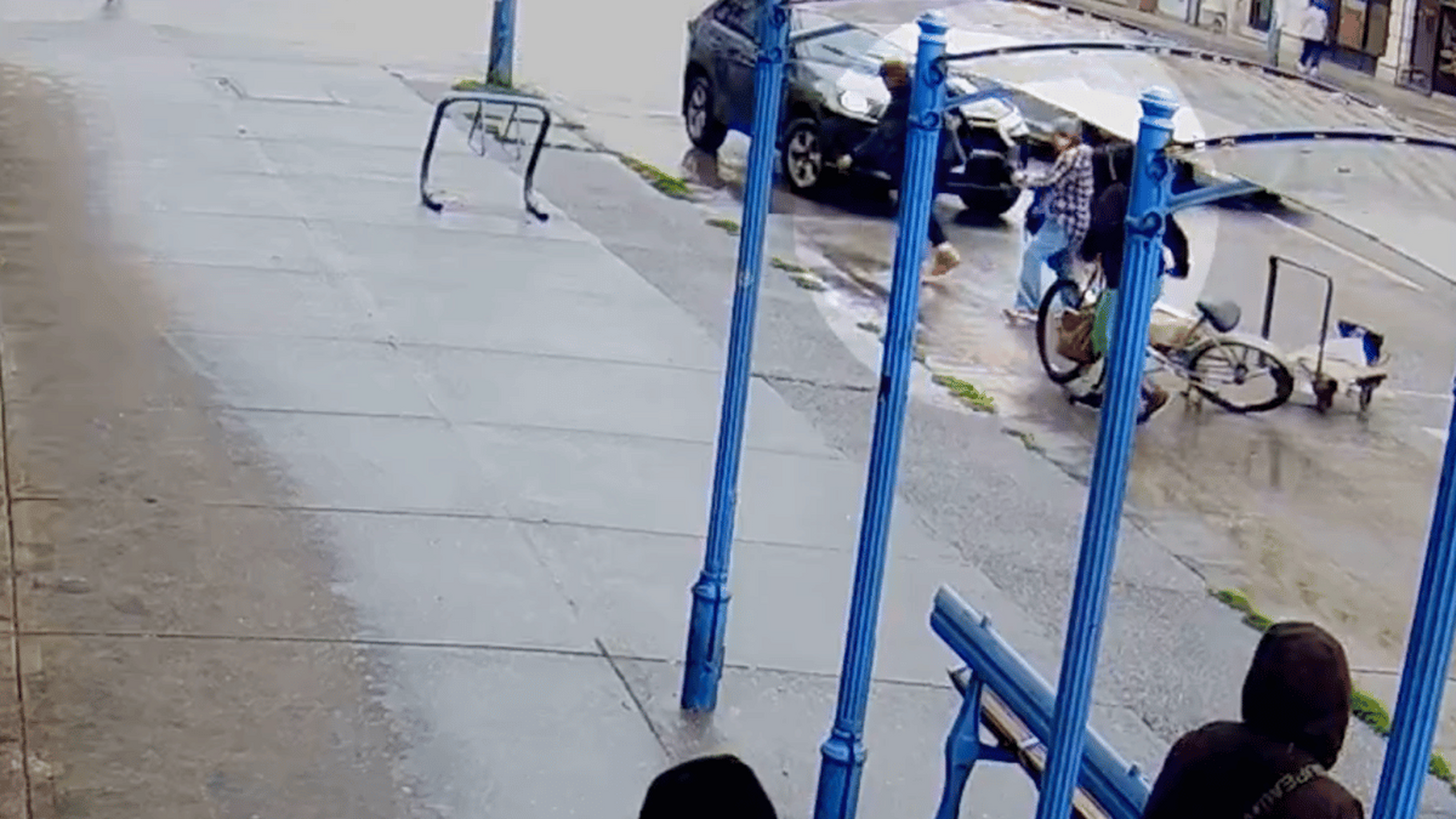 Vancouver Police seek suspects after violent robbery of senior caught on video