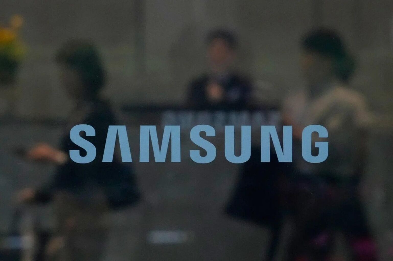 Samsung, SK Hynix shareholders call for bigger payouts from AI cash mountain 