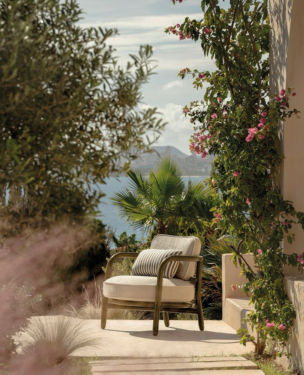 In the Meridies aluminium armchair, balance takes the form of a semicircular backrest inspired by rattan, crafted in lightweight, 100% recyclable aluminium for outdoor use 💚
