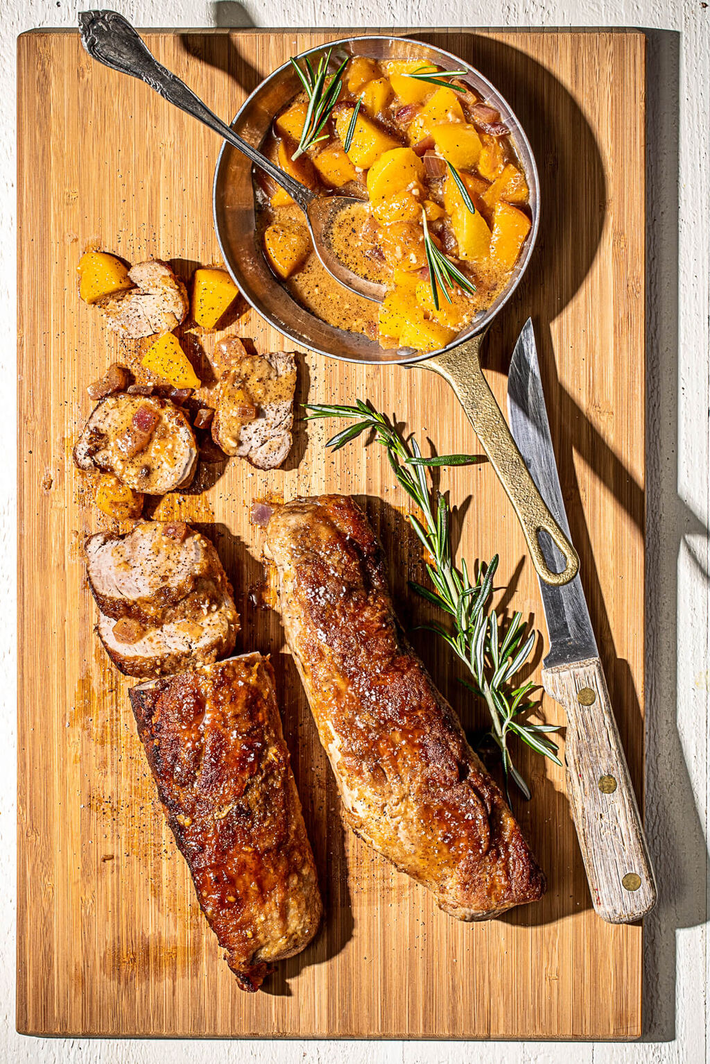 Filets de porc, p&ecirc;ches et romarin