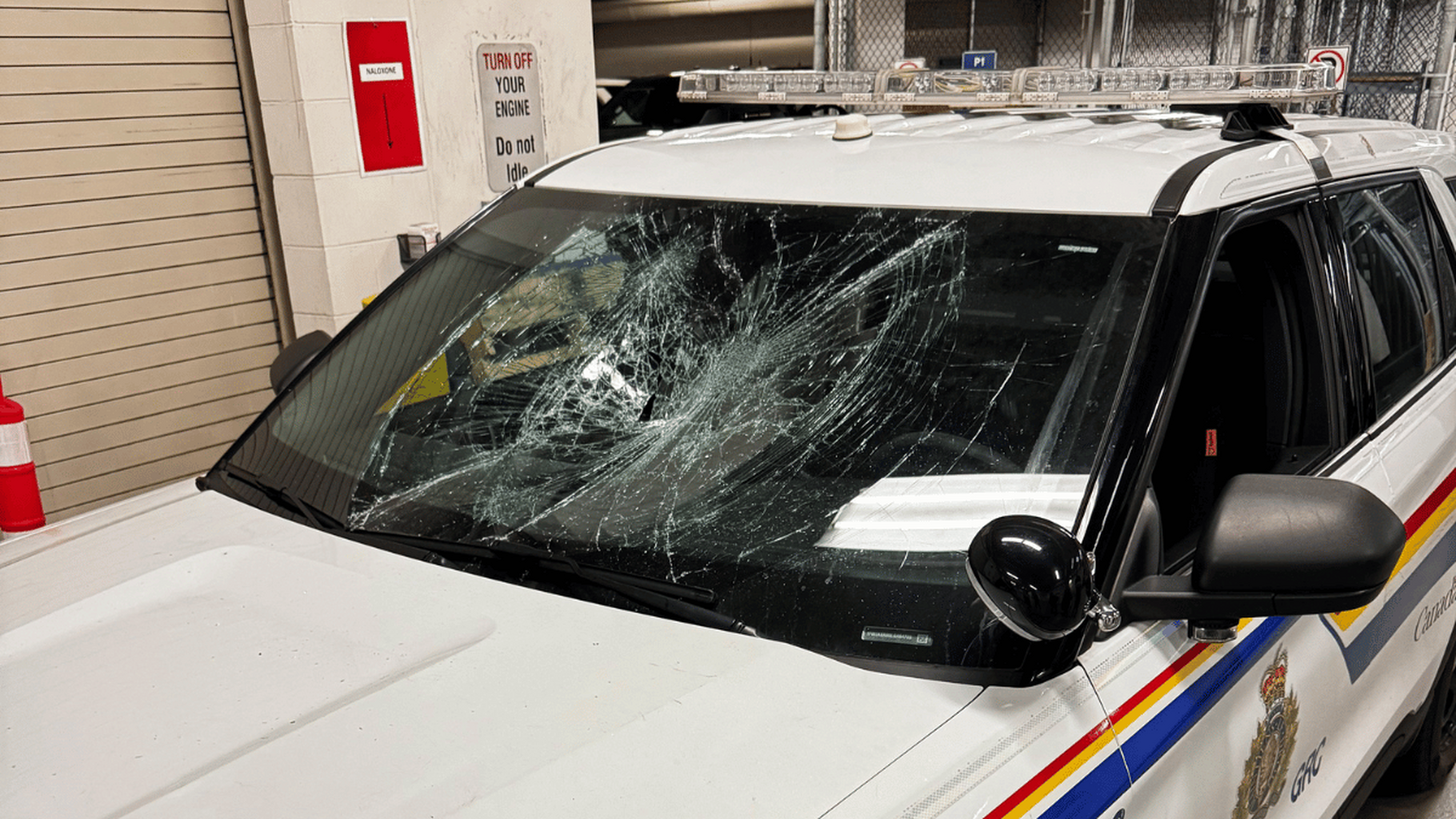 Man climbs onto police car and smashes windshield in North Vancouver