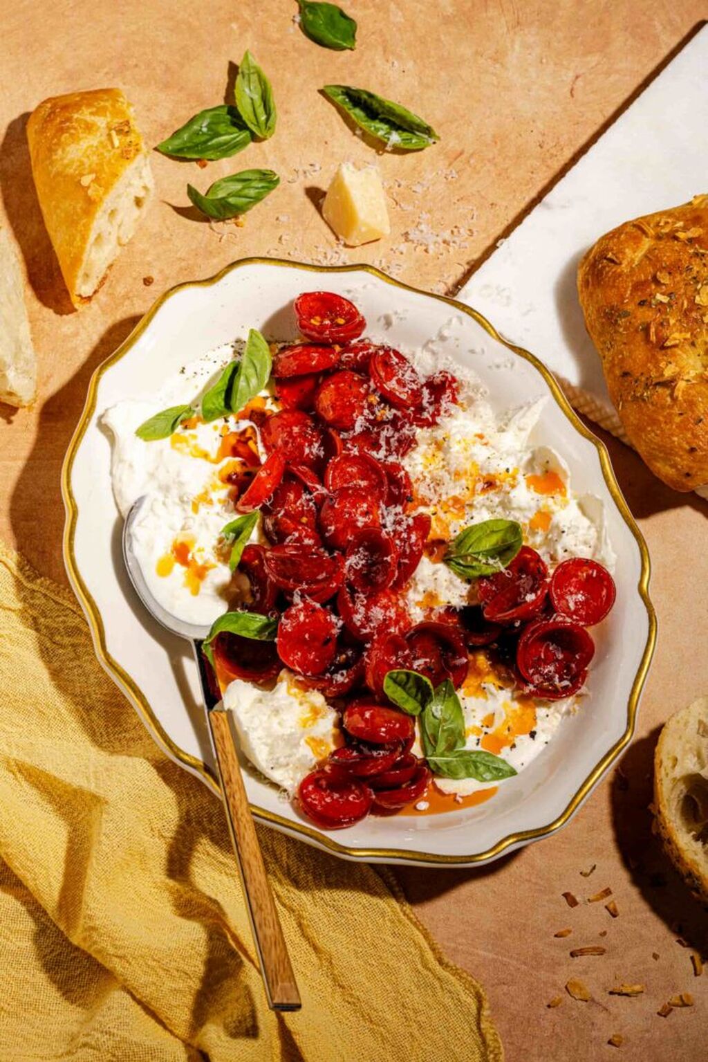 Entr&eacute;e de burrata aux mini-pepperonis avec miel &eacute;pic&eacute;