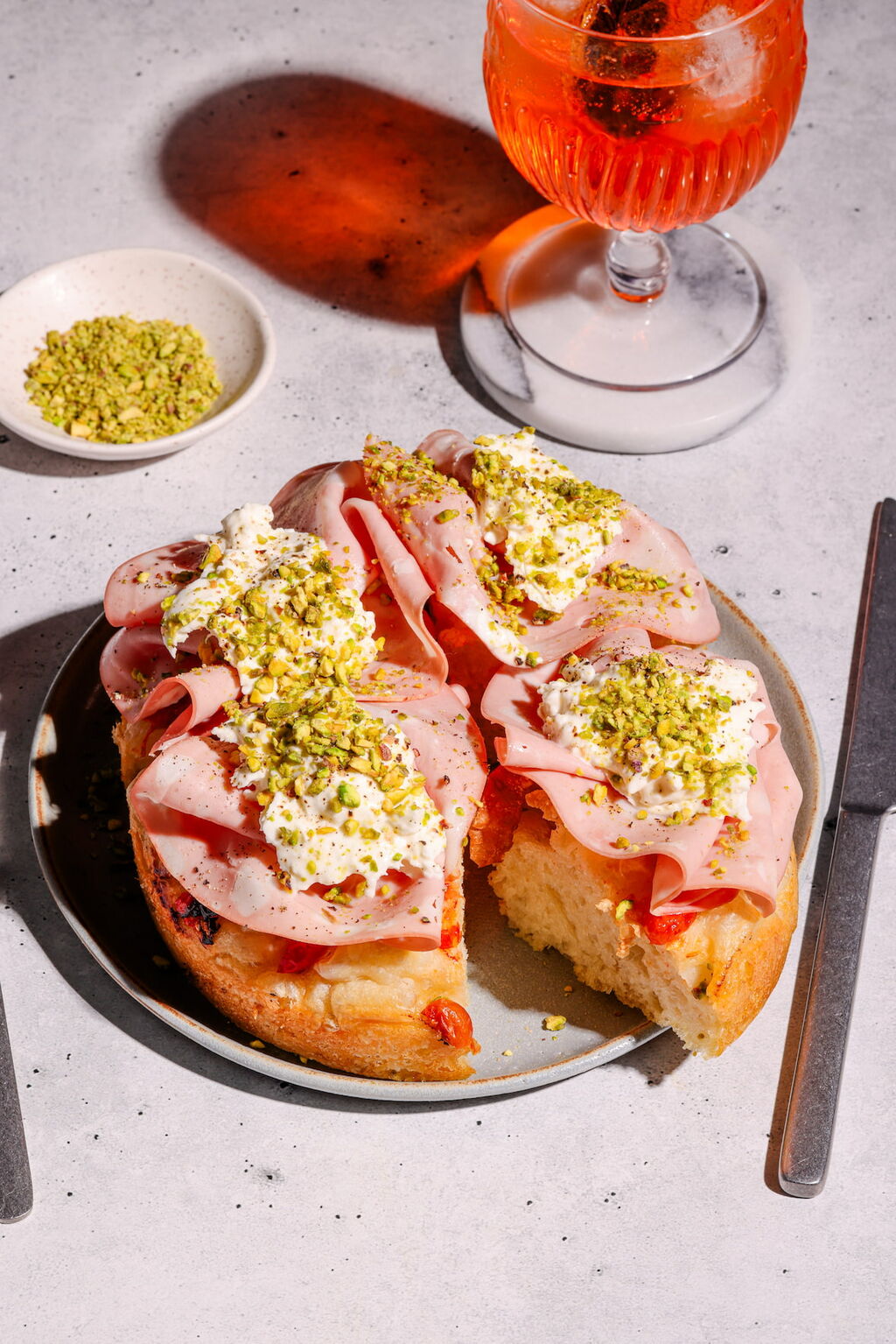 Focaccia garnie &agrave; la mortadelle, burrata et pistaches | Bon pour toi