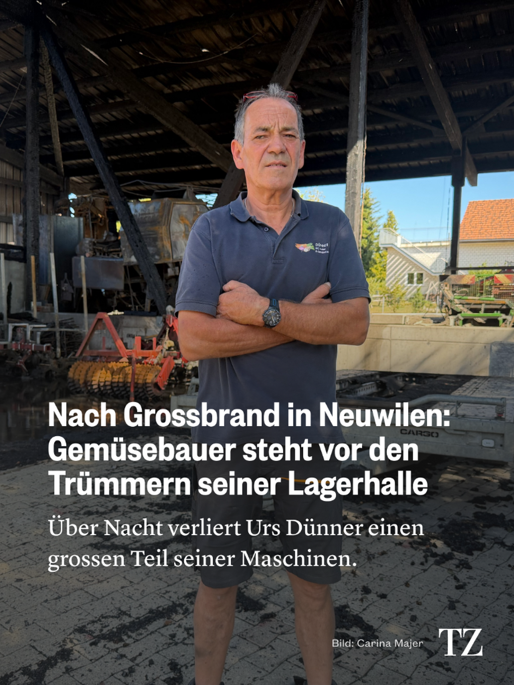 Gem&uuml;sebauer steht vor den Tr&uuml;mmern seiner Lagerhalle