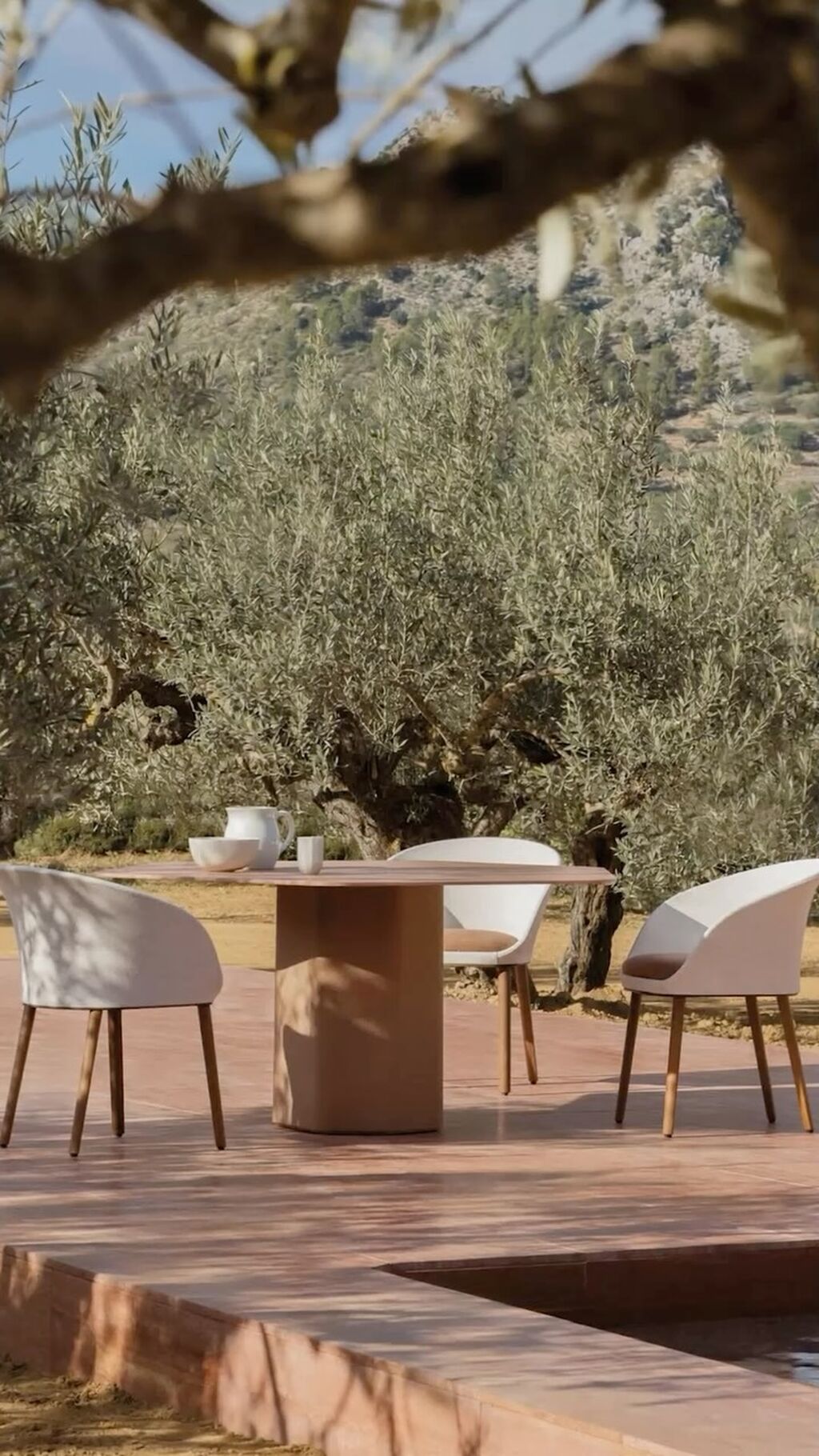 Blum combines high-resistance, 100% recyclable aluminium tube and sapele wood legs