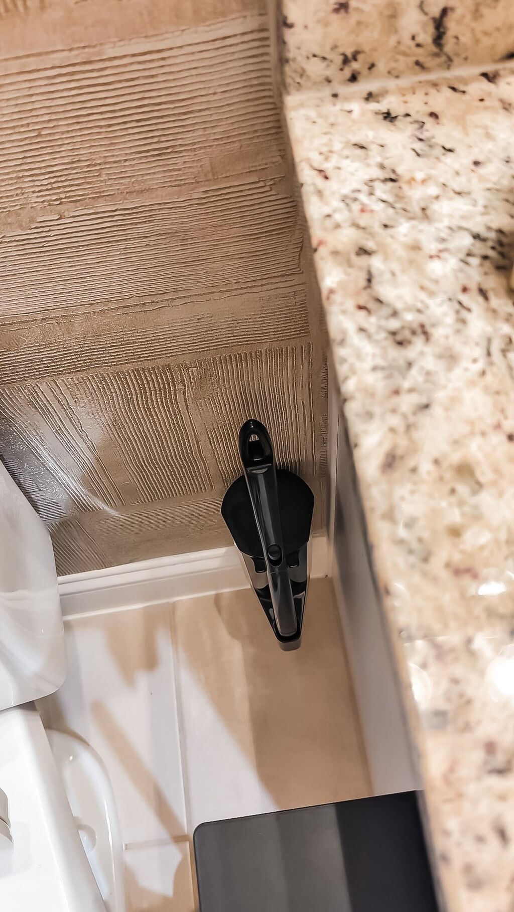 WALL MOUNTED TOILET BOWL WAND
