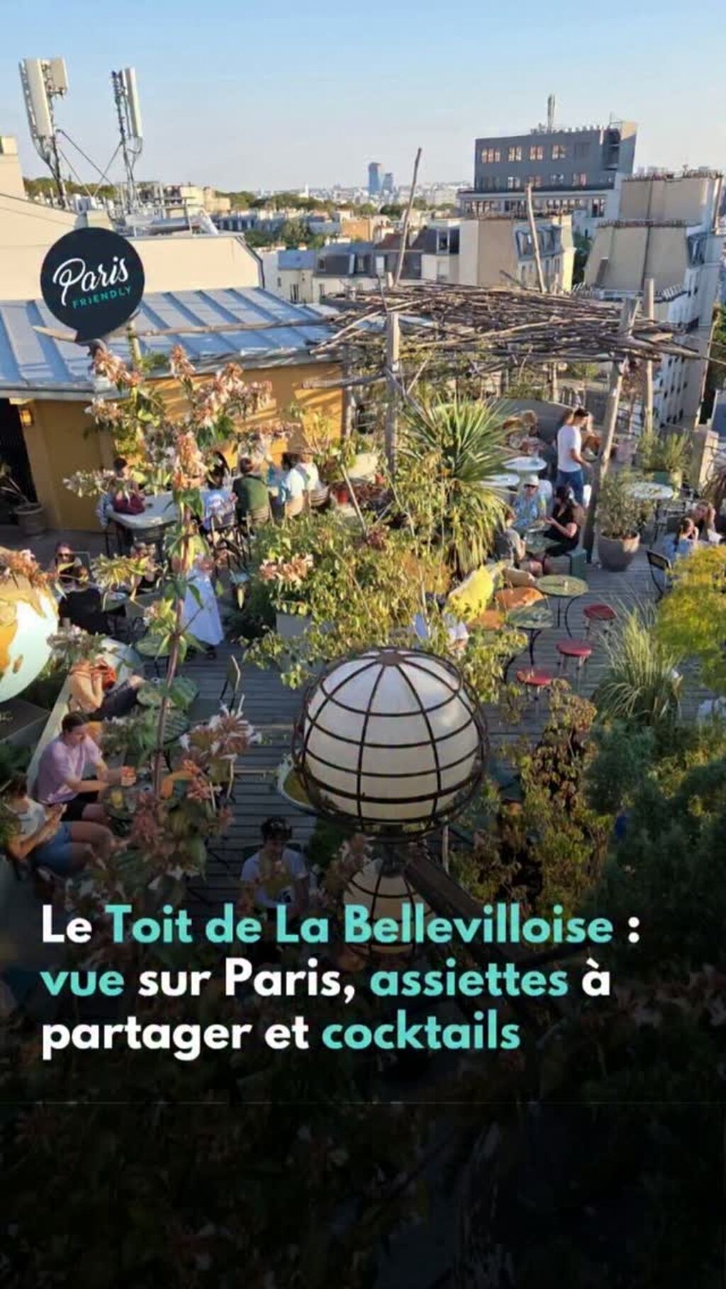 Une Tour Eiffel au loin, un cocktail &agrave; la main : le rooftop de La Bellevilloise est de retour.