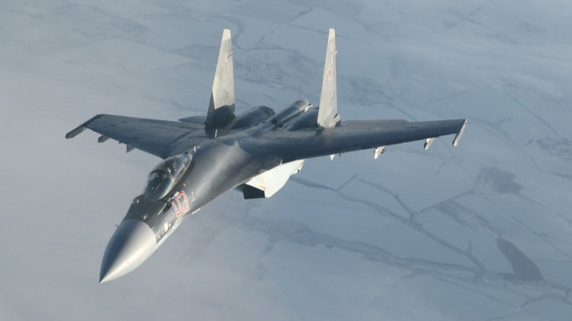 В Курской области столкнулись два истребителя Су-35С. Один летчик погиб