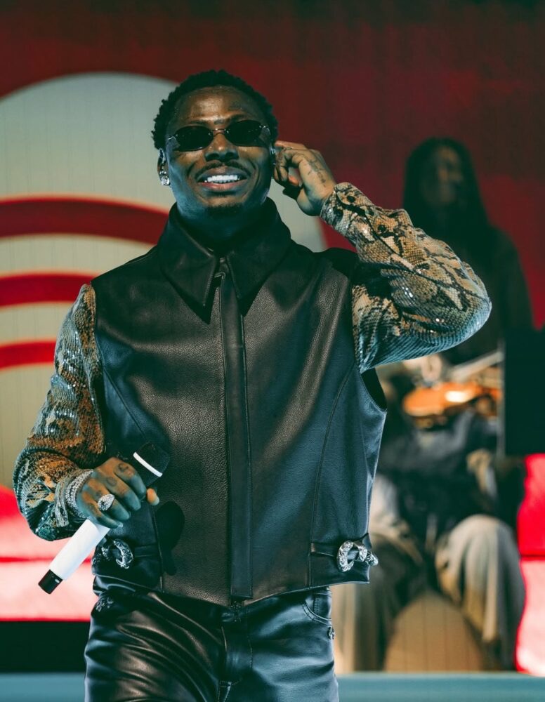 ASAKE DODGES OVERZEALOUS FAN&rsquo;S GRAB AT HOUSTON SHOW