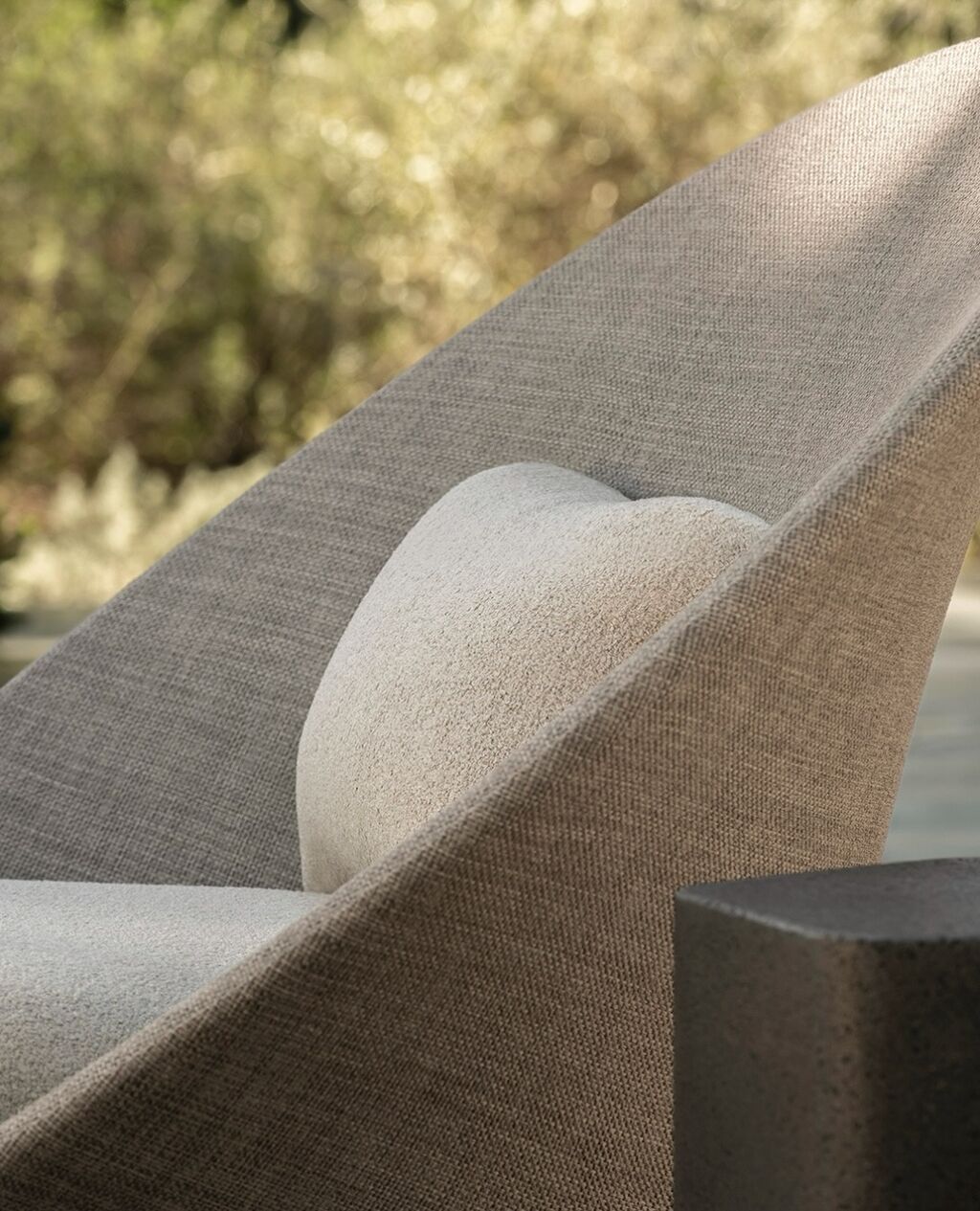 Twins collection combines technical outdoor fabric with a lightweight, 100% recyclable aluminium frame