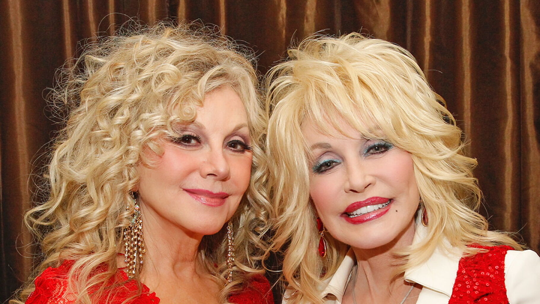 Hermana de Dolly Parton revela por qu&eacute; la cantante vivi&oacute; su enfermedad en secreto