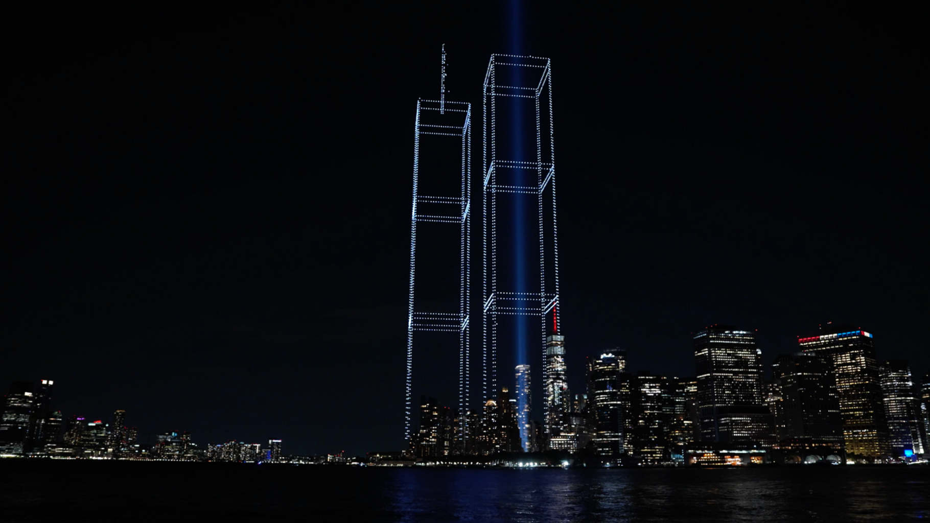 Incre&iacute;ble espect&aacute;culo de 2,977 luces reconstruyen las Torres Gemelas en Nueva York por el 11 de septiembre