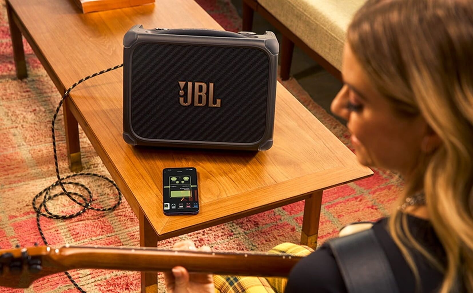 JBL presenta un amplificador y altavoz port&aacute;til para practicar todo en uno