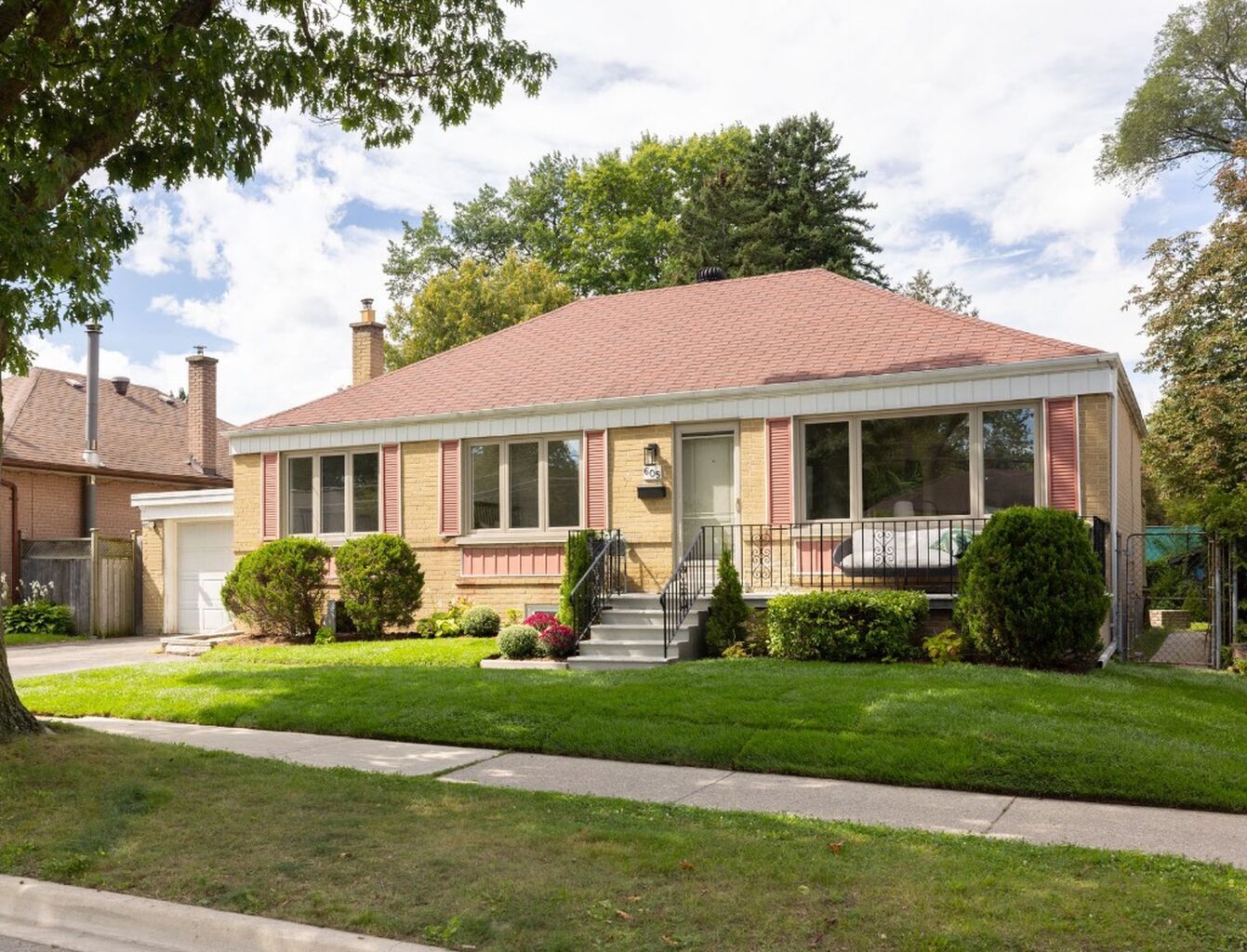 605 Atwater Ave - An Idyllic Bungalow In Mineola 