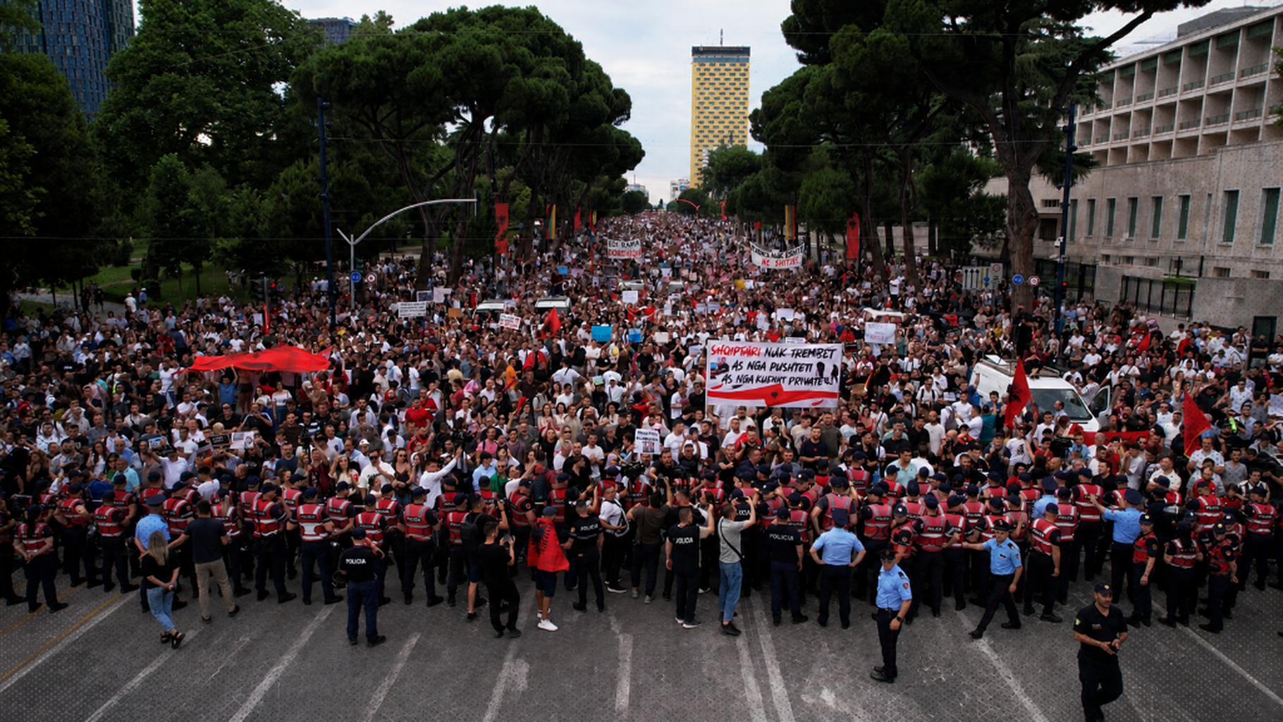 Si "Revolucioni Flamingo" n&euml; Shqip&euml;ri po frym&euml;zon protestat n&euml; Shqip&euml;ri