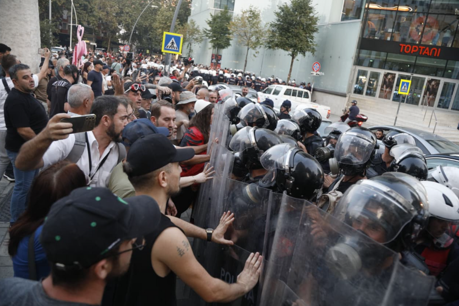 &ldquo;Territorialja&rdquo; tensionon kuvendin, jasht&euml; policia hedh gaz lotsjell&euml;s