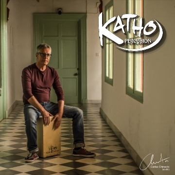 Guillermo McGill tocando un caj&oacute;n flamenco de Katho Percusi&oacute;n