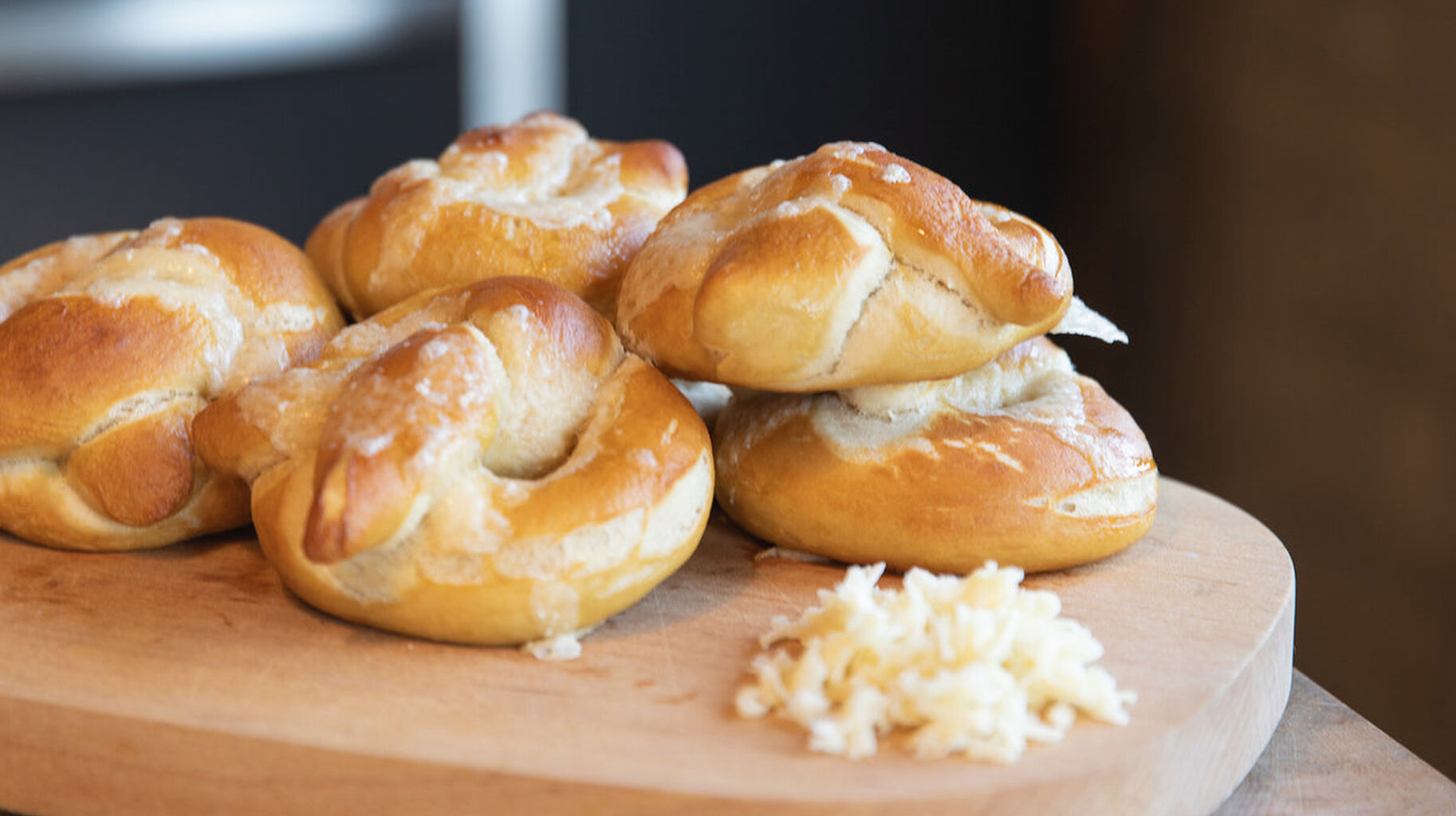 Cheesy Pumpkin Ale Pretzels