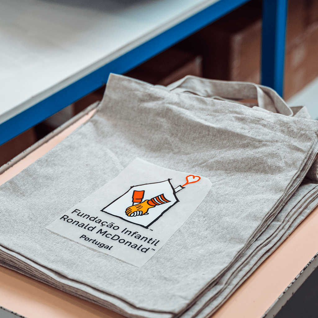 McDonald&rsquo;s Portugal Recycles Old Crew Uniforms into Reusable Bags for Ronald McDonald House Charities Portugal