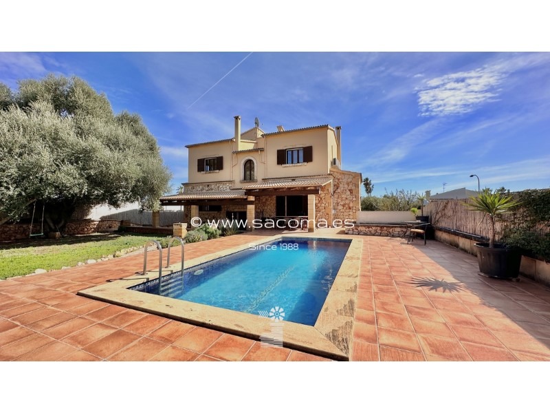 Spectacular villa for sale with pool and rental license in Sant Lloren&ccedil; des Cardassar