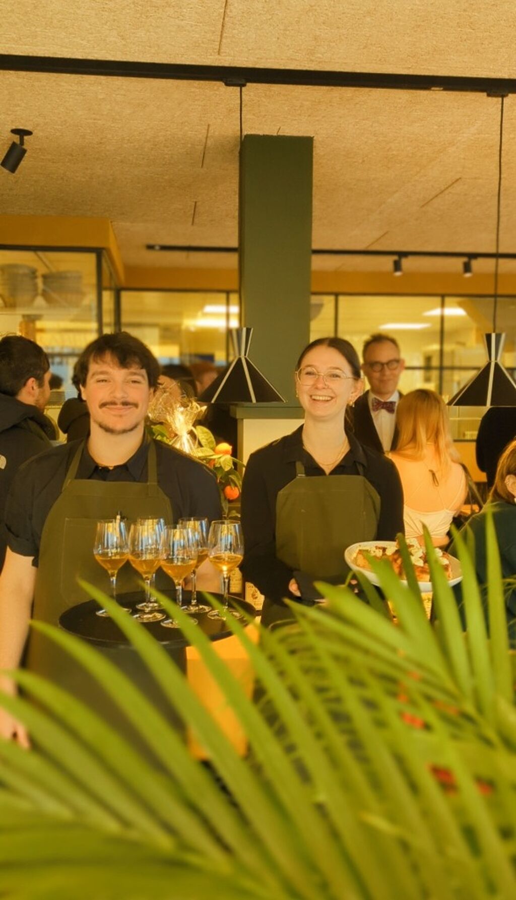 BECOME A WAITER AT MIRABELLE