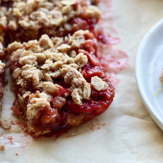 Strawberry Rhubarb Crumble Bars