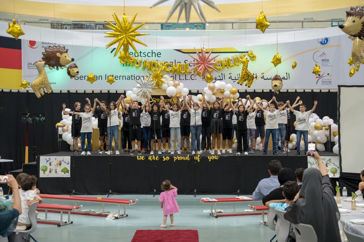 Primary school graduation ceremony of classes 4a and 4b - Video