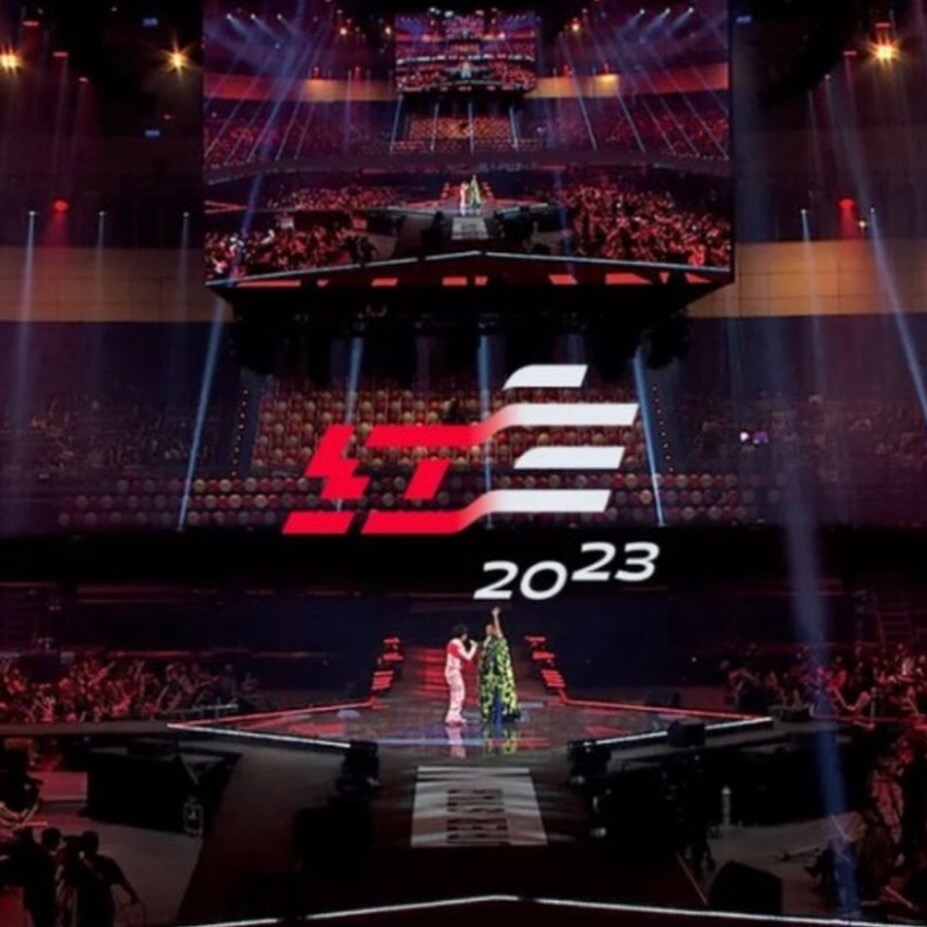 紅白 2023 全新視覺！白輻射影像操刀：以紅白流動貫穿，打造兼具動態、速度的形象設計｜Shopping Design