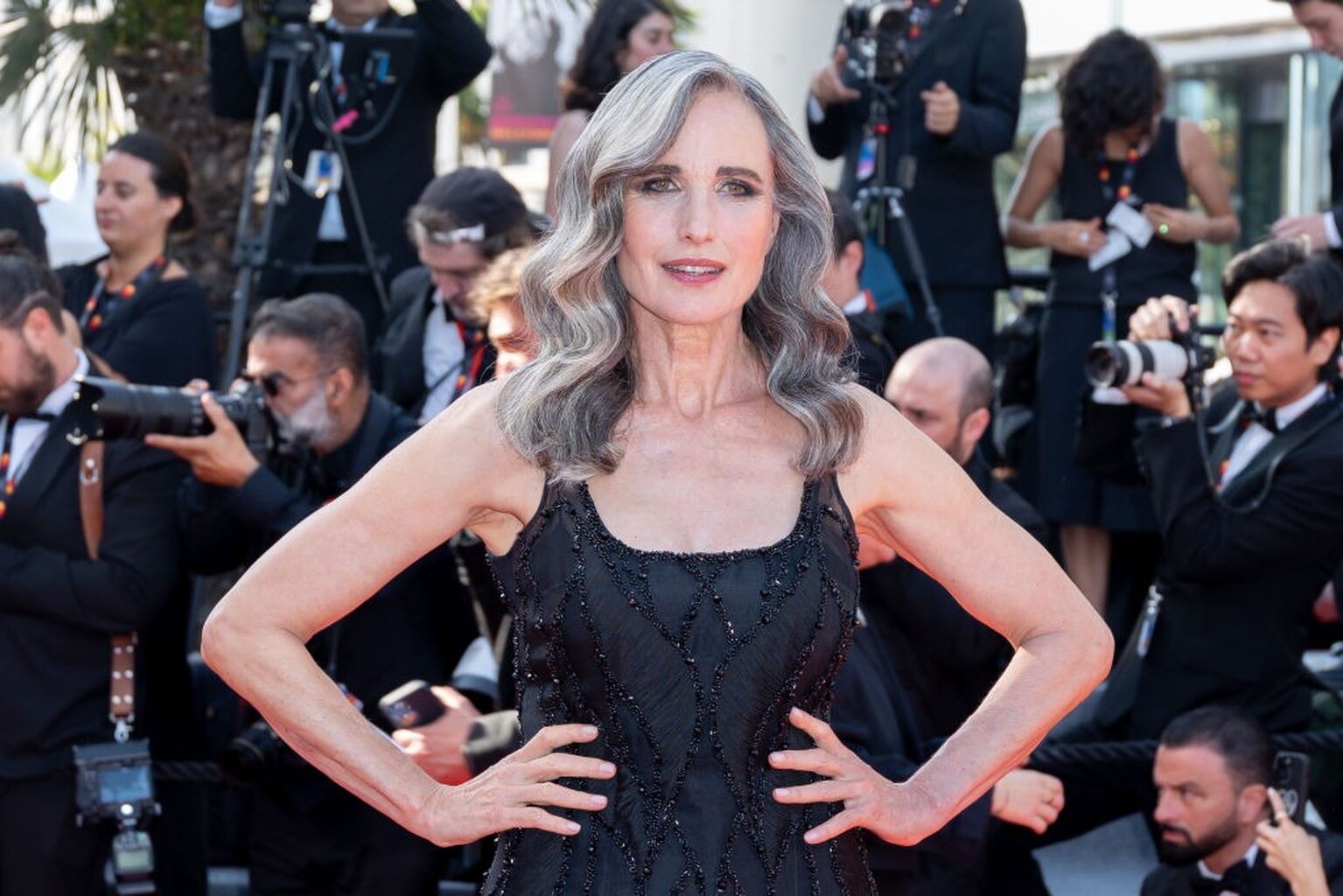 Andie MacDowell confirma su reconciliaci&oacute;n con la vejez con este look