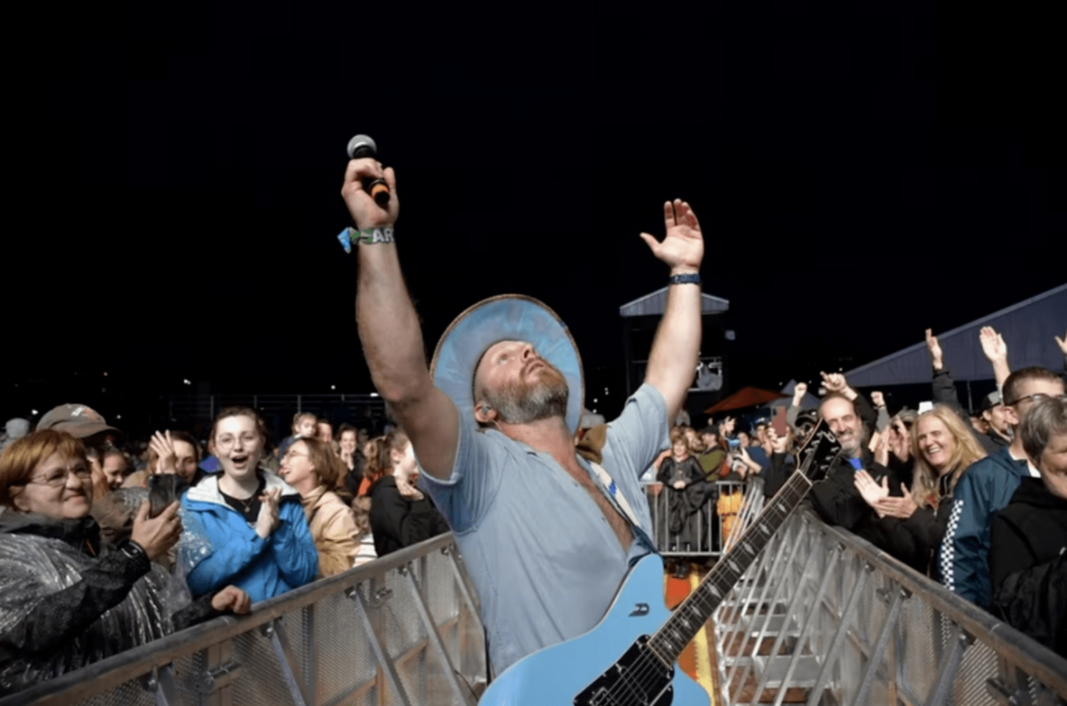 Bleu Jeans Bleu et Les Trois Accords pour chasser la pluie aux Rythmes