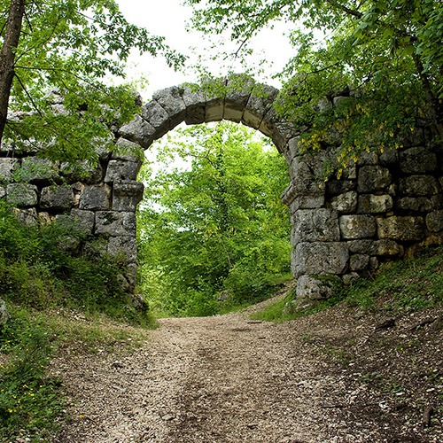 > Arco di Trevi nel Lazio