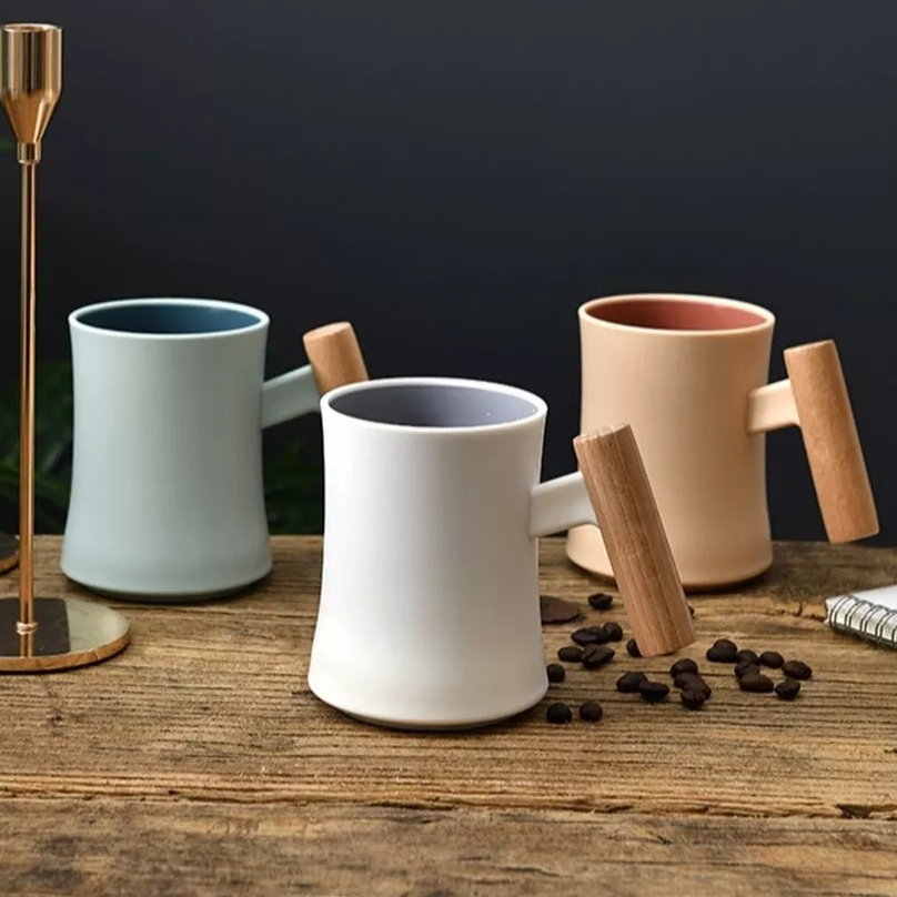 Aesthetic Plastic Mug w/ Wooden Handle