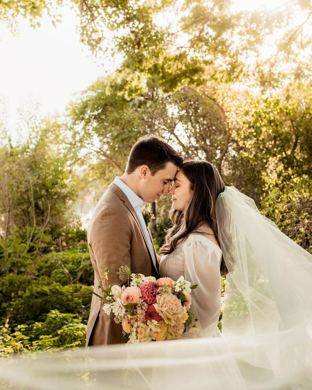 The meadowy aesthetic of this Al Ru Farm wedding is so dreamy